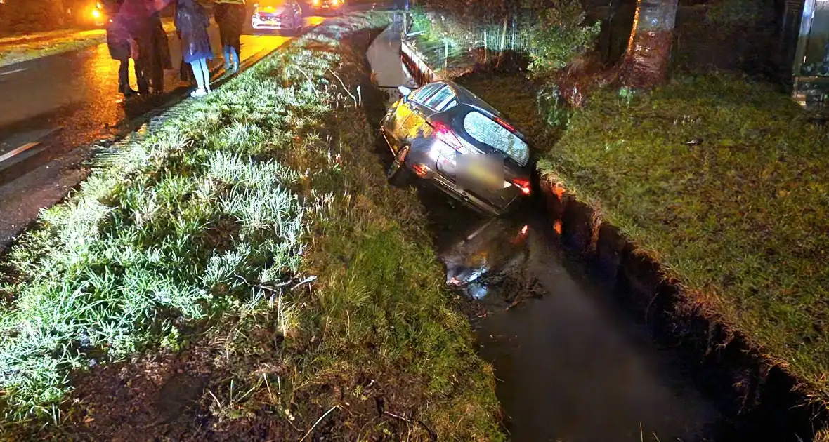 Auto belandt in sloot nadat ramen beslaan - Foto 6