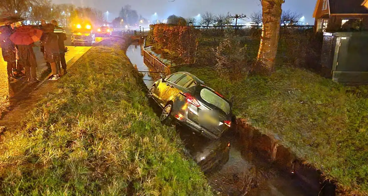 Auto belandt in sloot nadat ramen beslaan - Foto 7