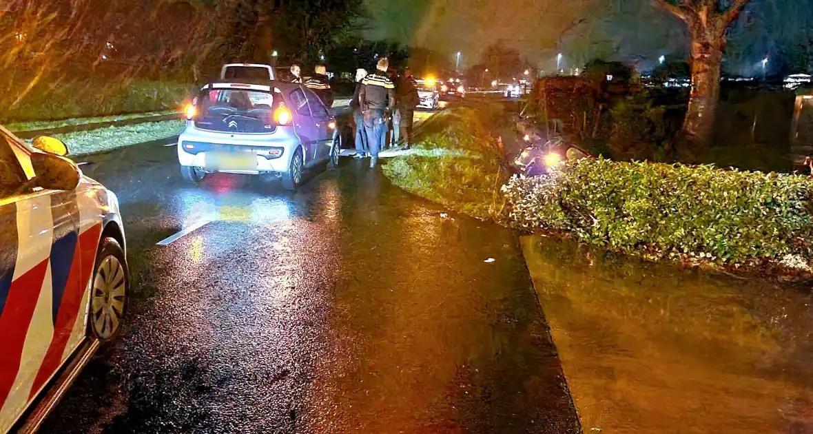 Auto belandt in sloot nadat ramen beslaan - Foto 8