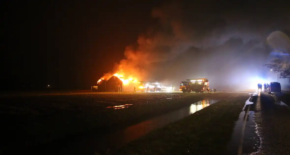 Brandweer druk met zeer grote brand in schuur