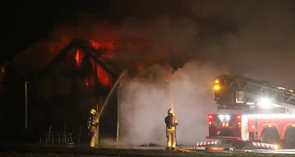 Brandweer druk met zeer grote brand in schuur - Foto 2