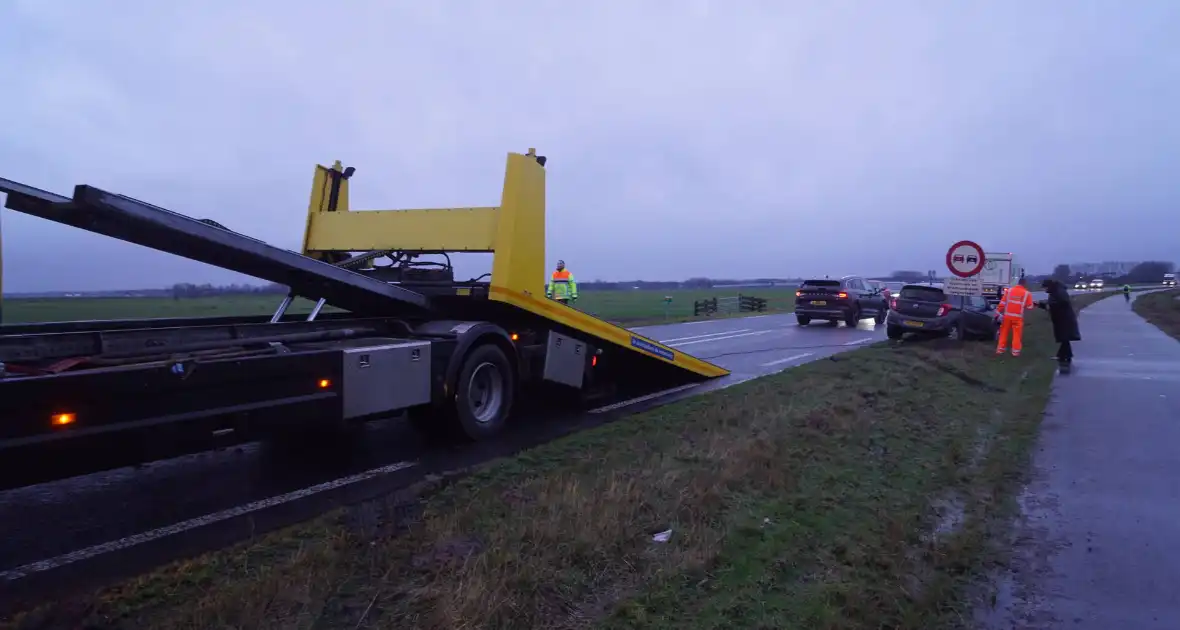 Verkeershinder na botsing tussen twee voertuigen