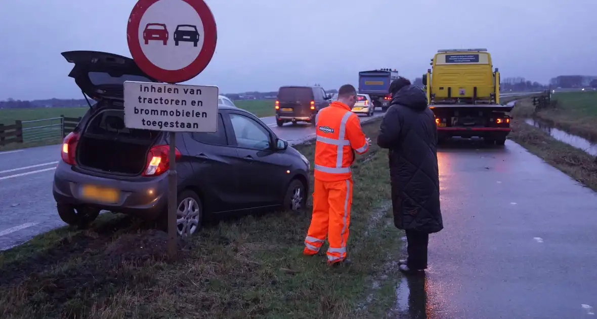 Verkeershinder na botsing tussen twee voertuigen - Foto 3