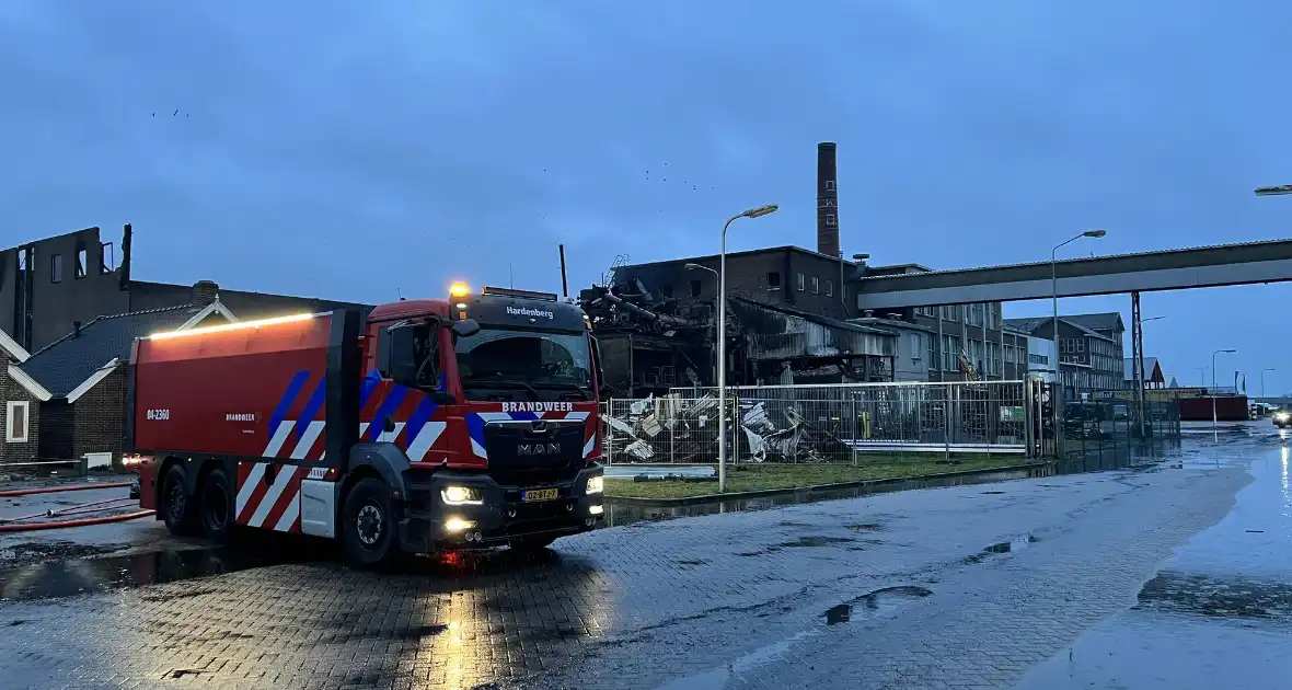 Schade na grote brand goed zichtbaar bij daglicht - Foto 1