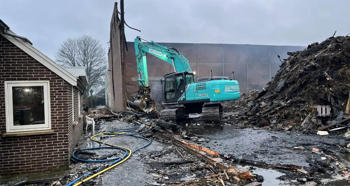 Schade na grote brand goed zichtbaar bij daglicht - Foto 2