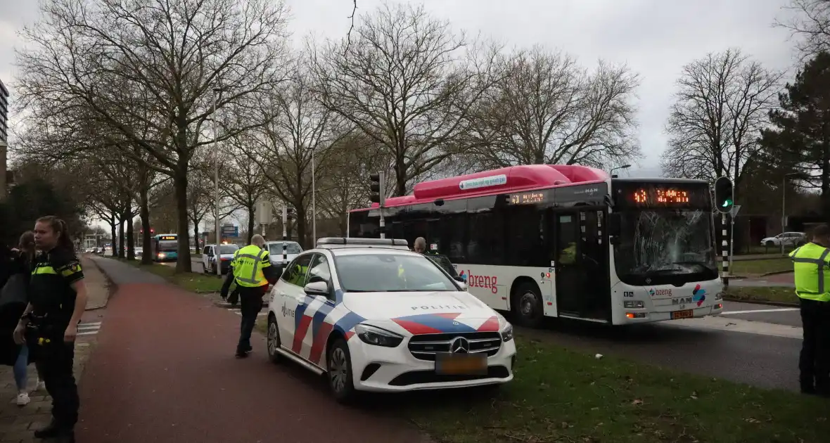 Fietser zwaargewond bij aanrijding met lijnbus