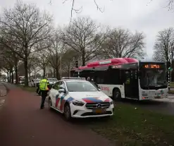 Fietser zwaargewond bij aanrijding met lijnbus