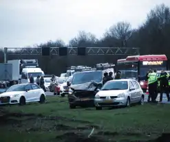 Snelweg dicht na aanrijding met meerdere voertuigen