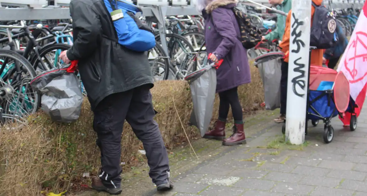 Schoonmaakactie door extinction rebellion - Foto 1