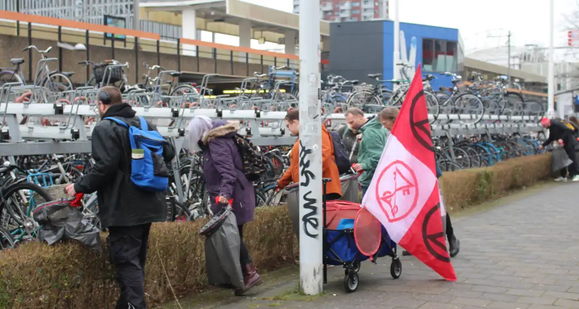 Schoonmaakactie door extinction rebellion - Foto 2