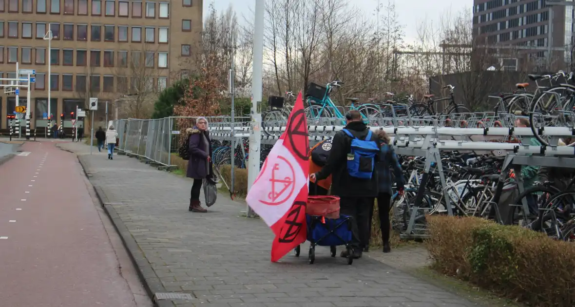 Schoonmaakactie door extinction rebellion - Foto 3