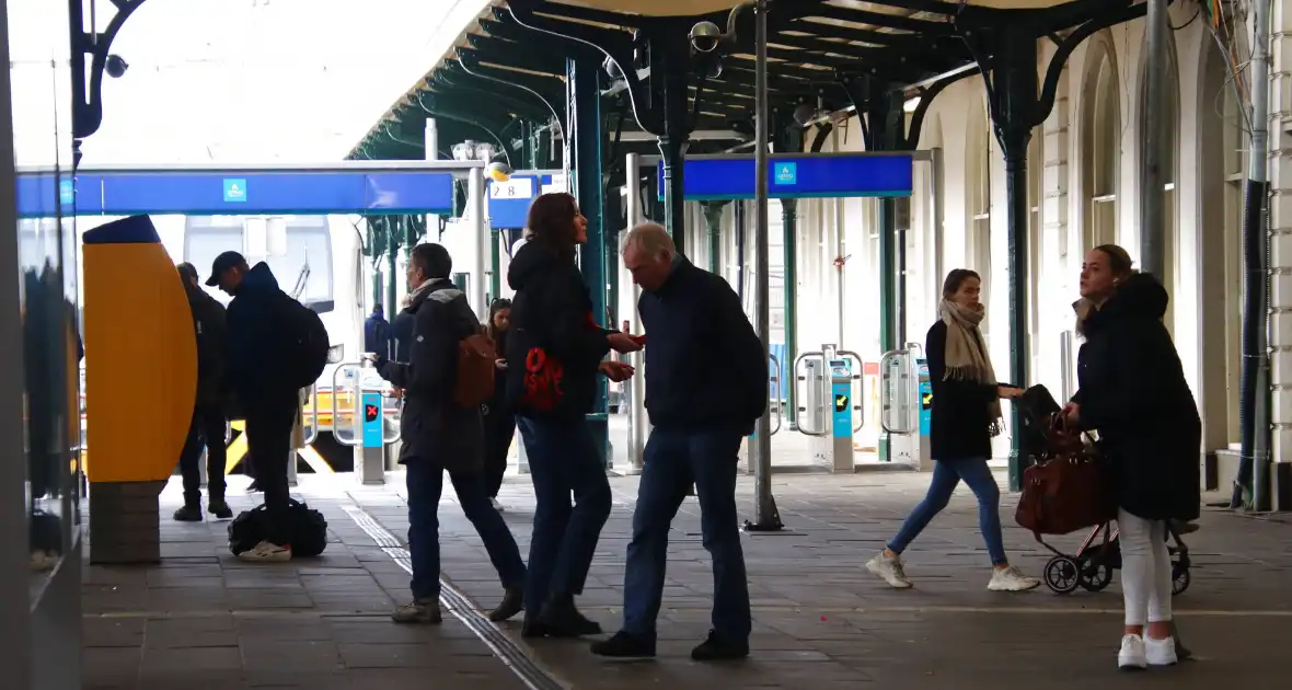 Geen treinverkeer en spoorweg geblokkeerd door stroomstoring - Foto 2