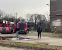 Brandweer schaalt op bij brand in slooppand