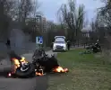 Politie blust brandende scooter in natuurgebied