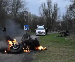 Politie blust brandende scooter in natuurgebied