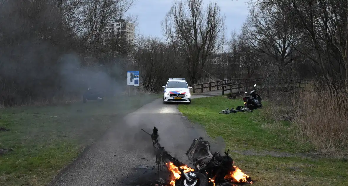Politie blust brandende scooter in natuurgebied - Foto 1