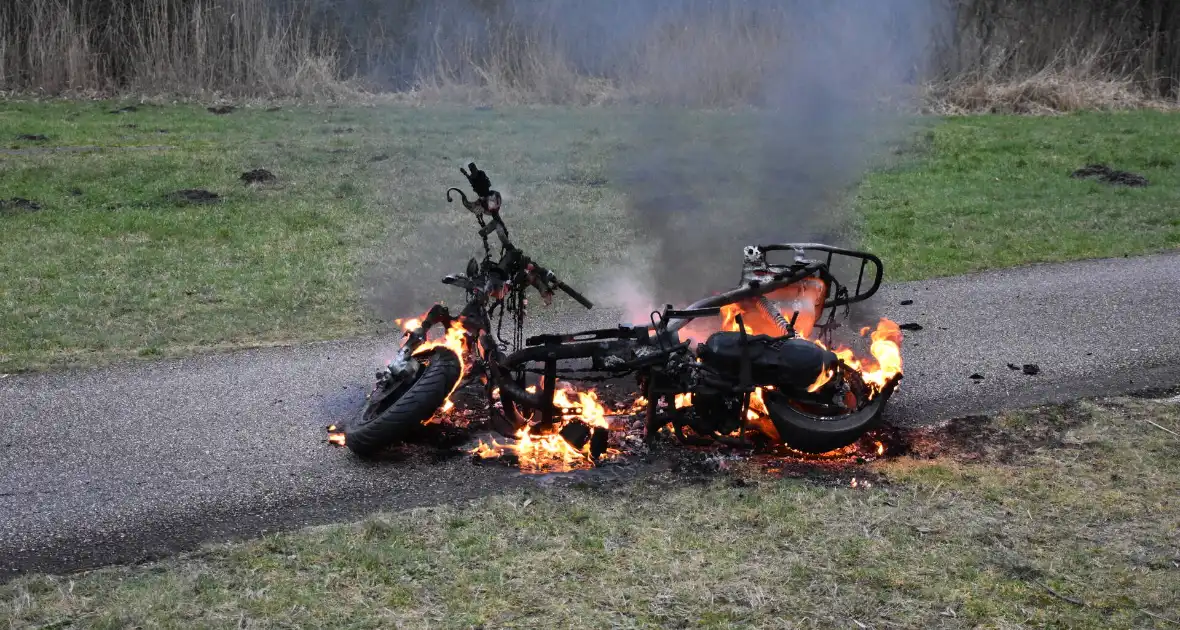 Politie blust brandende scooter in natuurgebied - Foto 10