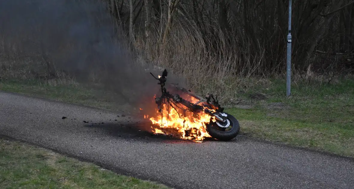 Politie blust brandende scooter in natuurgebied - Foto 11