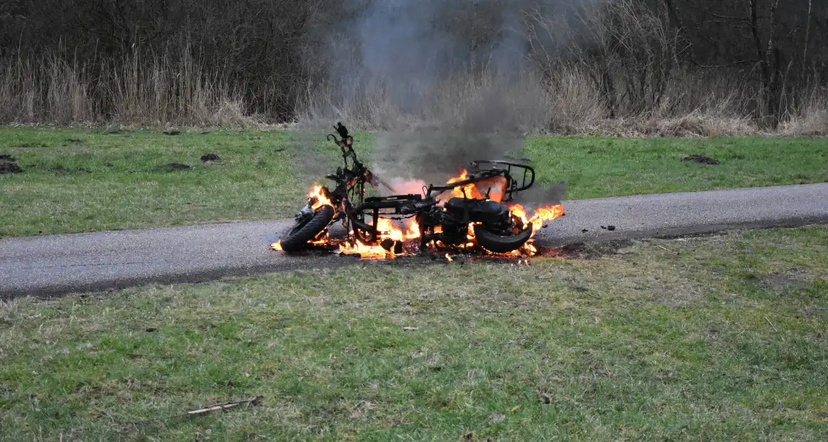 Politie blust brandende scooter in natuurgebied - Foto 14