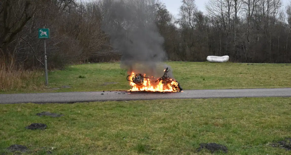 Politie blust brandende scooter in natuurgebied - Foto 15