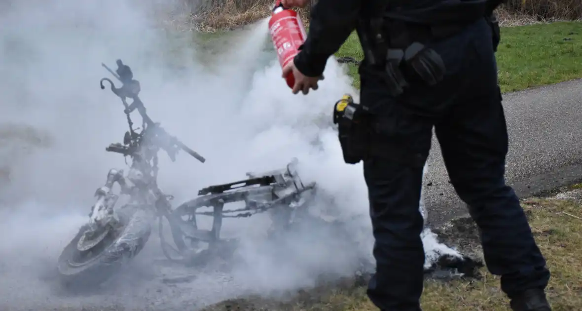Politie blust brandende scooter in natuurgebied - Foto 2