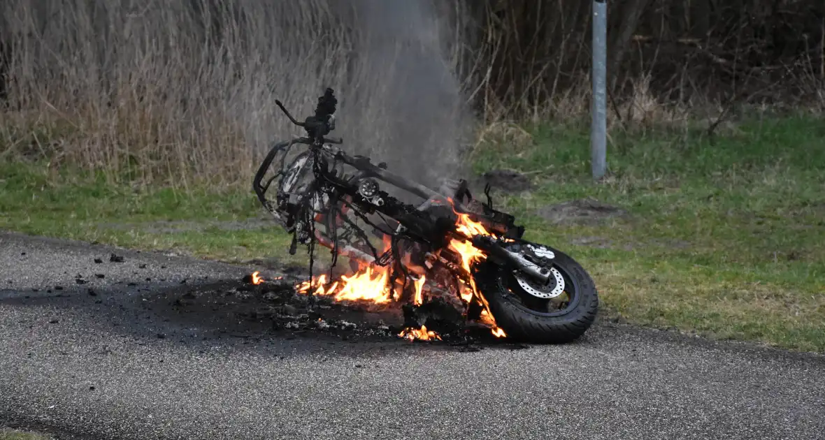 Politie blust brandende scooter in natuurgebied - Foto 6