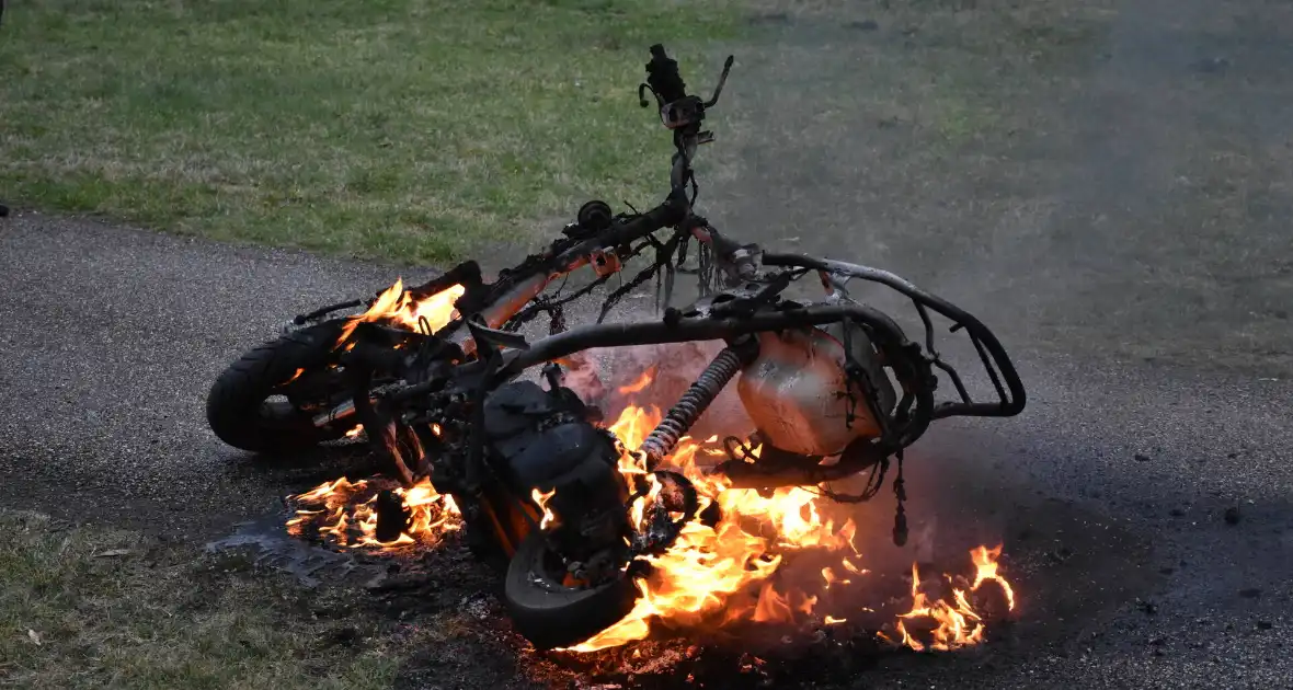 Politie blust brandende scooter in natuurgebied - Foto 9
