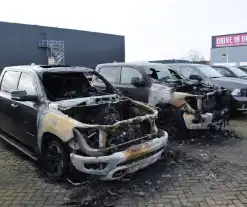 Twee pick-ups zwaar beschadig door brand