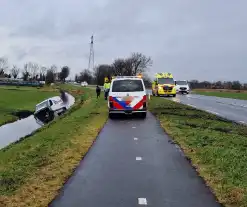 Bestuurder belandt met bestelbus in sloot