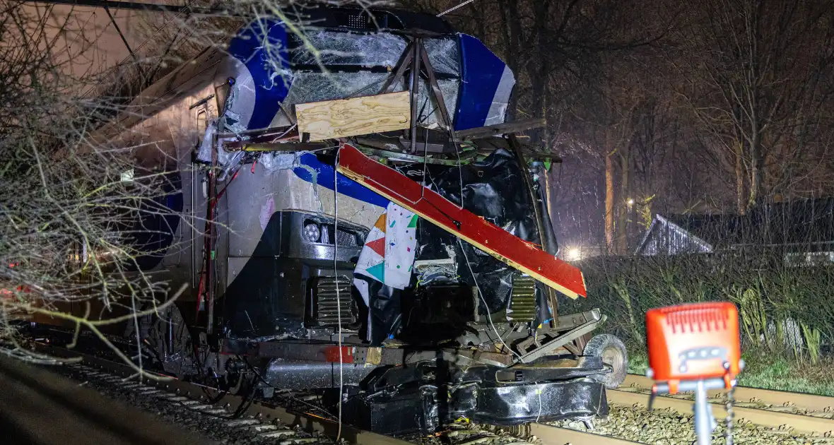 Trein botst op carnavalswagen: machinist gewond