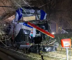 Trein botst op carnavalswagen: machinist gewond