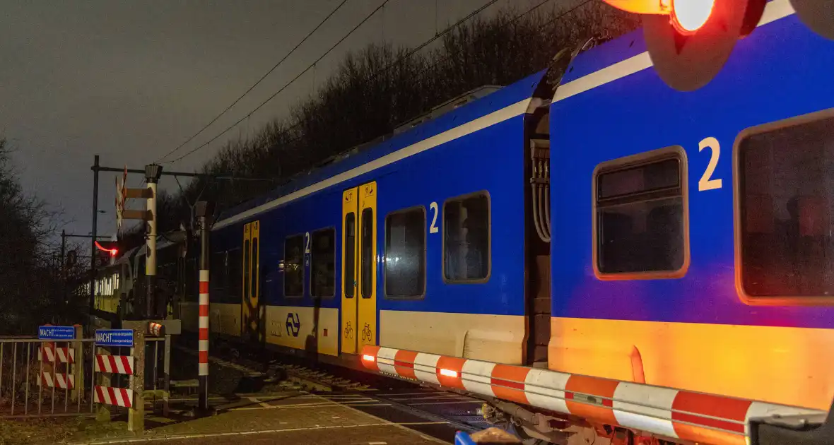 Trein botst op carnavalswagen: machinist gewond - Foto 2