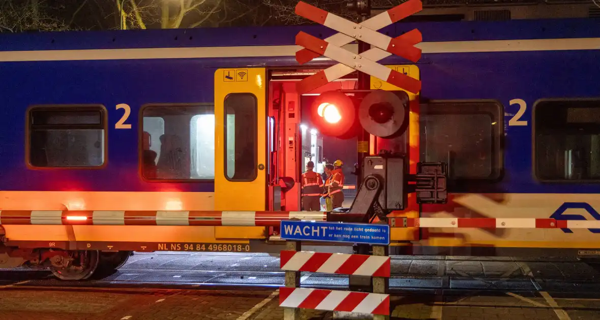 Trein botst op carnavalswagen: machinist gewond - Foto 3