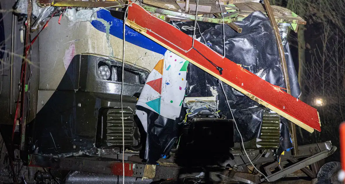 Trein botst op carnavalswagen: machinist gewond - Foto 4