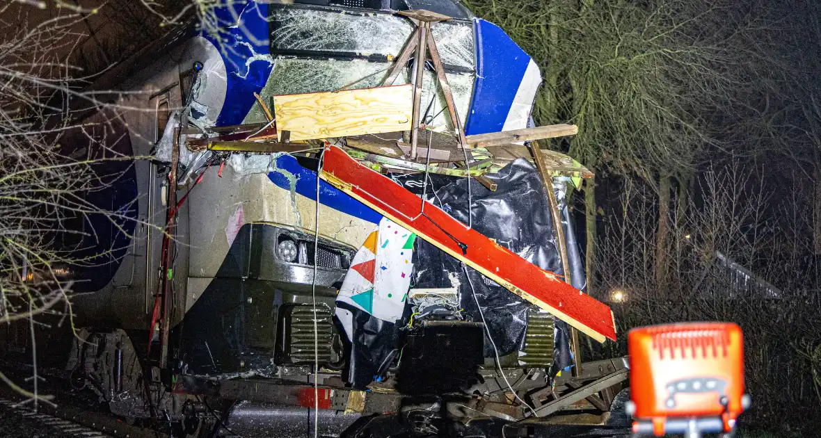 Trein botst op carnavalswagen: machinist gewond - Foto 5