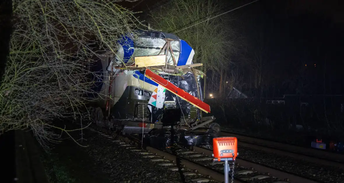 Trein botst op carnavalswagen: machinist gewond - Foto 6