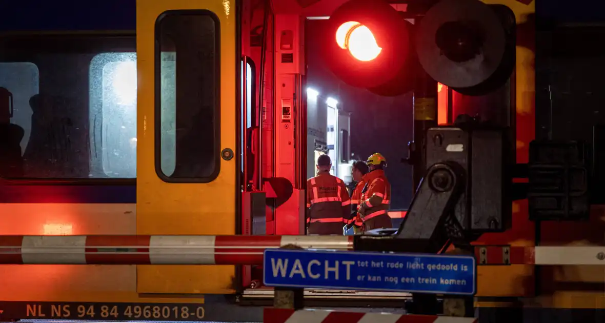 Trein botst op carnavalswagen: machinist gewond - Foto 7