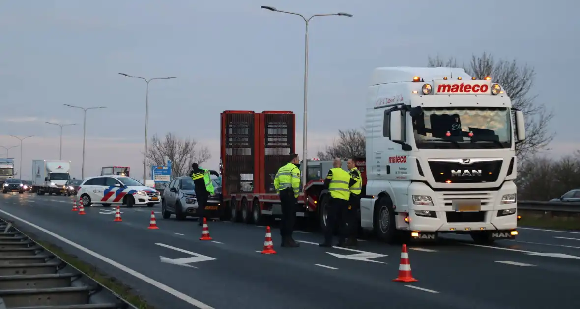 Automobilist ziet file over het hoofd en botst op vrachtwagen