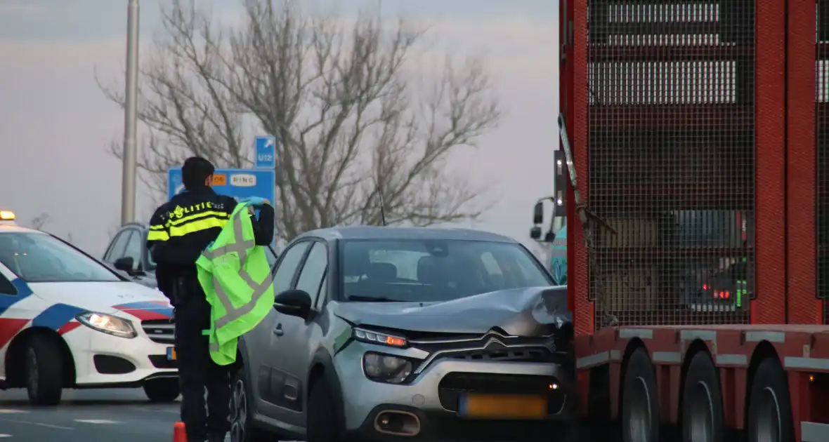 Automobilist ziet file over het hoofd en botst op vrachtwagen - Foto 1