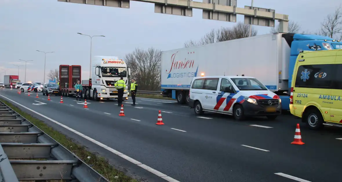 Automobilist ziet file over het hoofd en botst op vrachtwagen - Foto 2