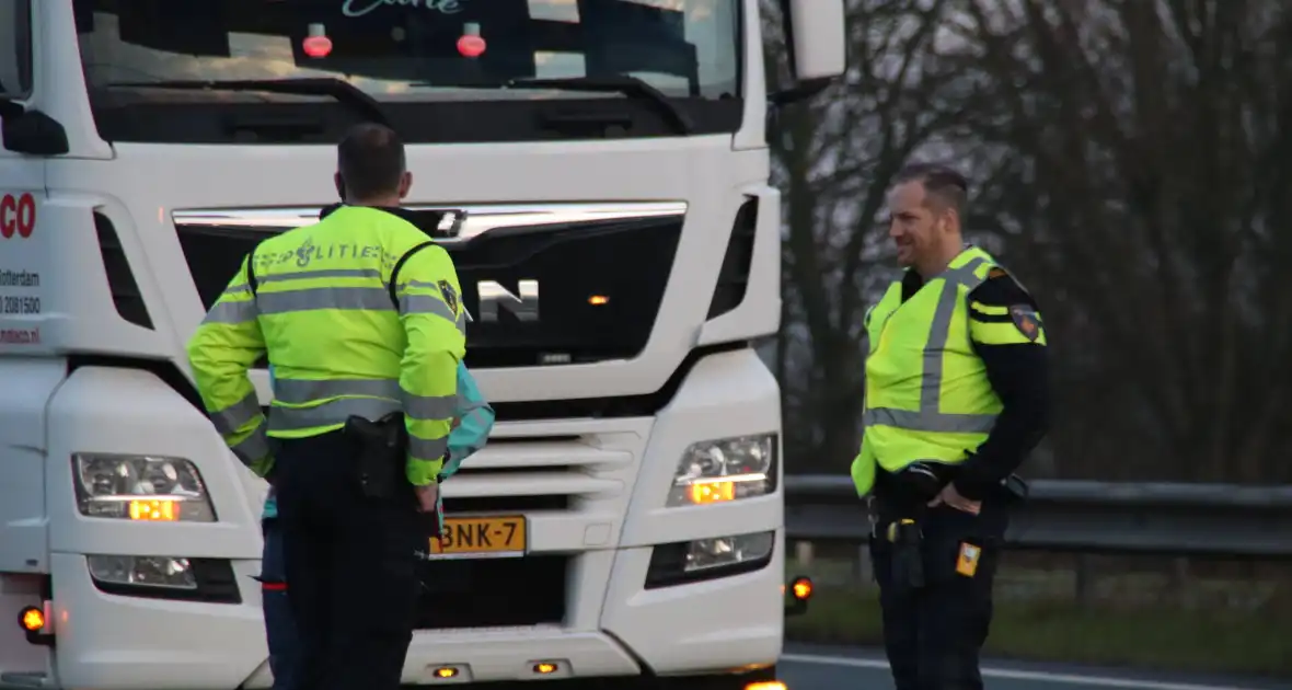 Automobilist ziet file over het hoofd en botst op vrachtwagen - Foto 3