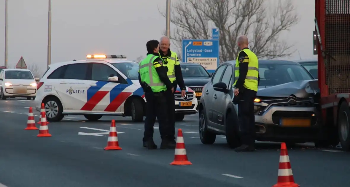 Automobilist ziet file over het hoofd en botst op vrachtwagen - Foto 4