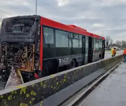 Lijnbus vliegt in brand tijdens rijden