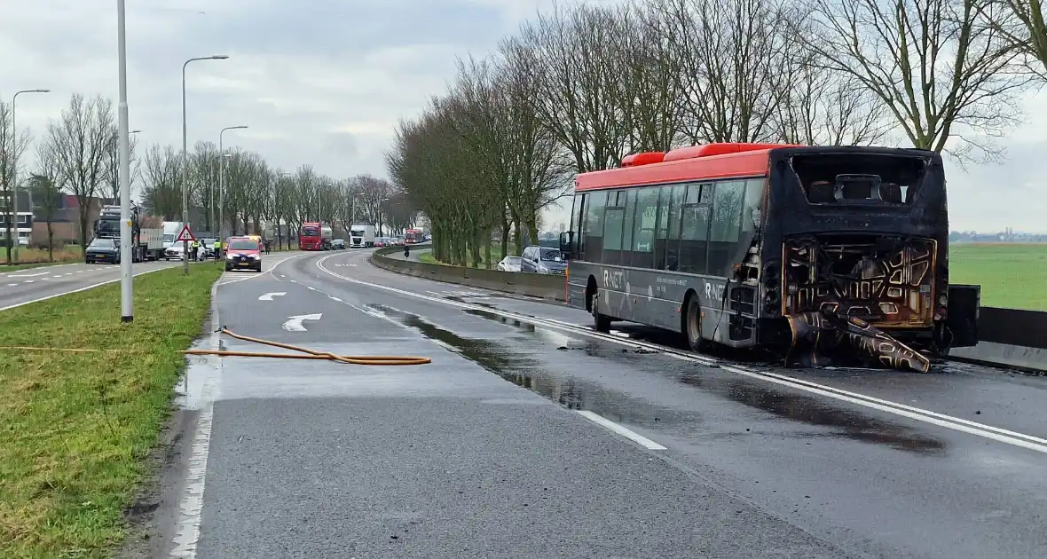 Lijnbus vliegt in brand tijdens rijden - Foto 2