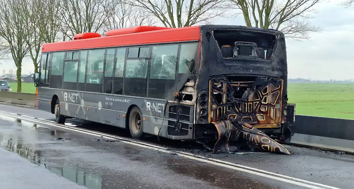 Lijnbus vliegt in brand tijdens rijden - Foto 3