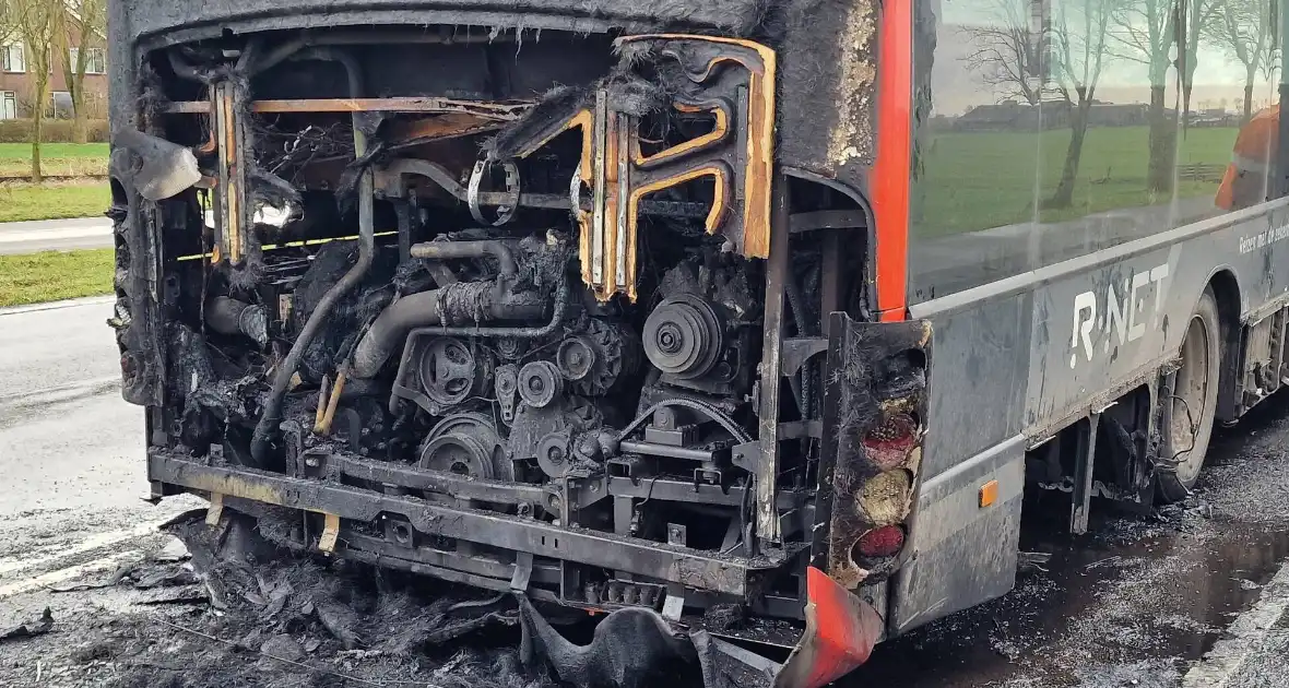 Lijnbus vliegt in brand tijdens rijden - Foto 5