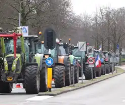 Boeren bieden pamflet aan bij Provinciehuis