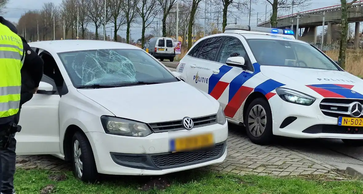 Fietser belandt op voorruit van auto bij botsing