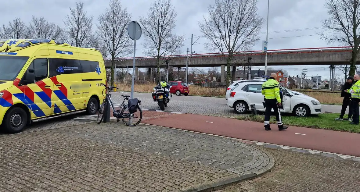 Fietser belandt op voorruit van auto bij botsing - Foto 1