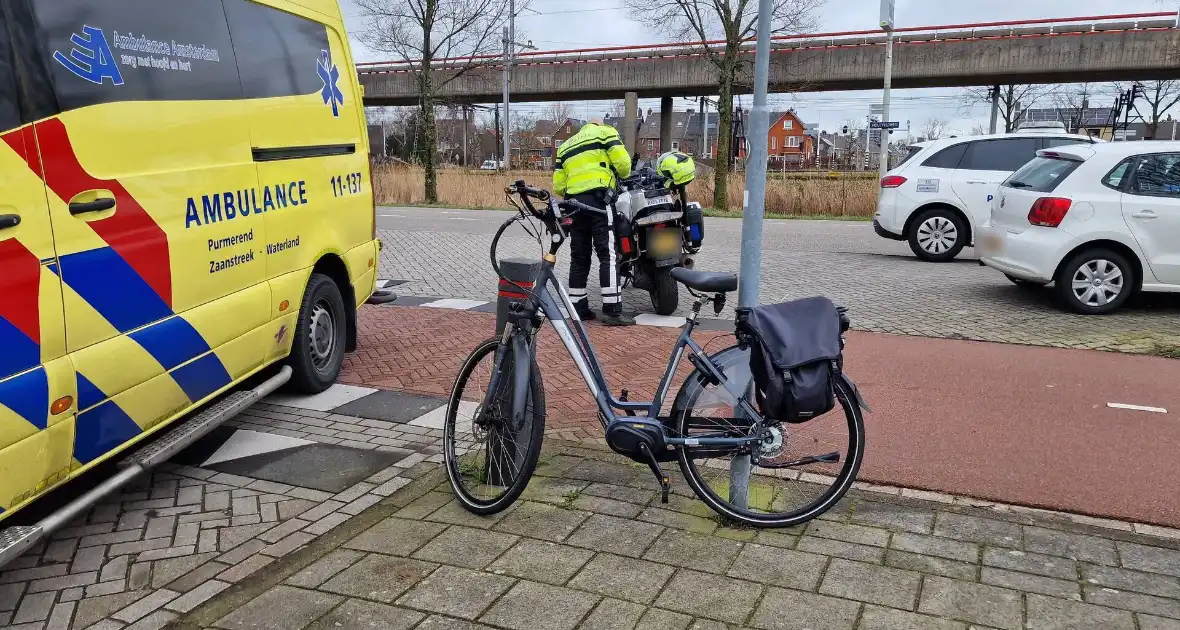 Fietser belandt op voorruit van auto bij botsing - Foto 2